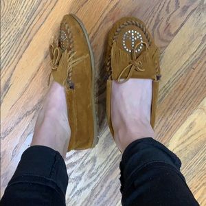 Minnetonka Kilty Moccasins (tan/brown)